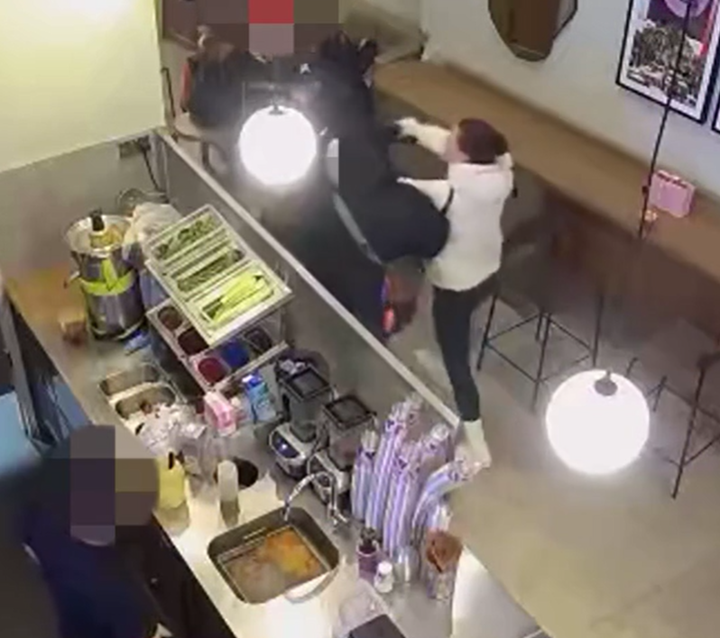 賊人取走手機經過。(互聯網)