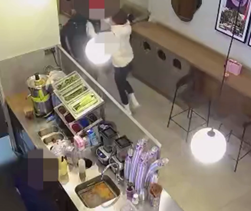 賊人取走手機經過。(互聯網)