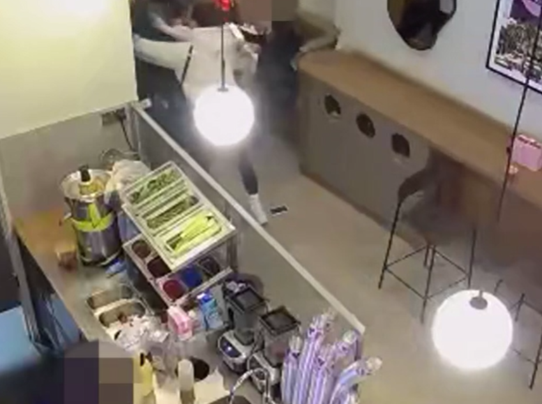 賊人取走手機經過。(互聯網)