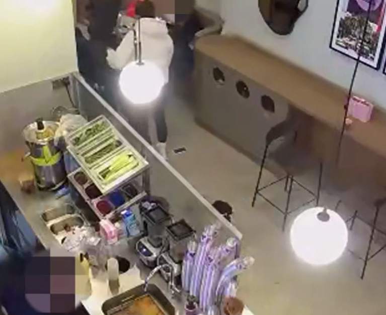 賊人取走手機經過。(互聯網)