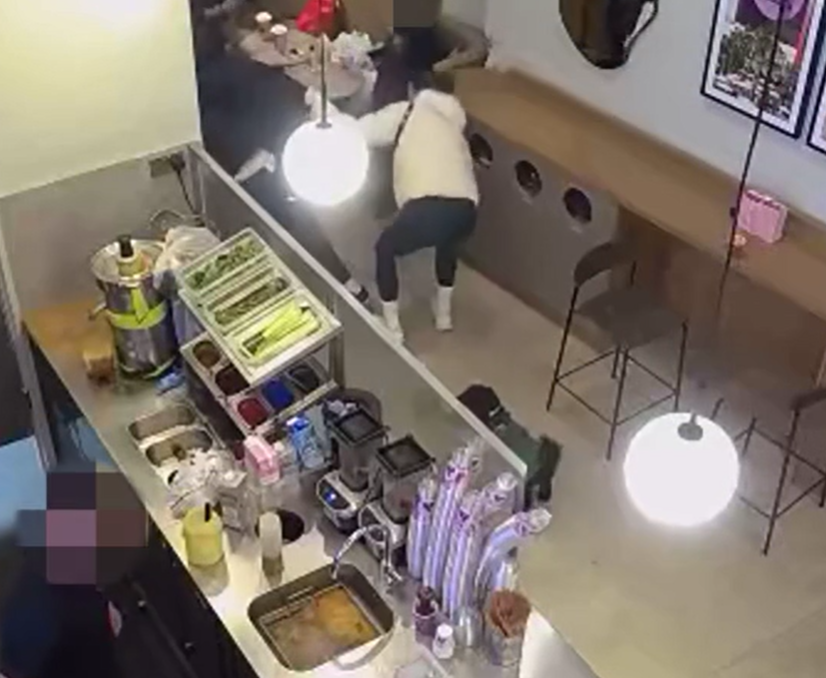 賊人取走手機經過。(互聯網)