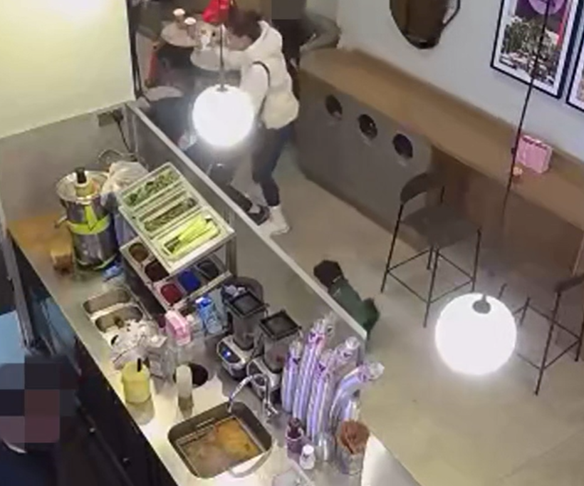 賊人取走手機經過。(互聯網)