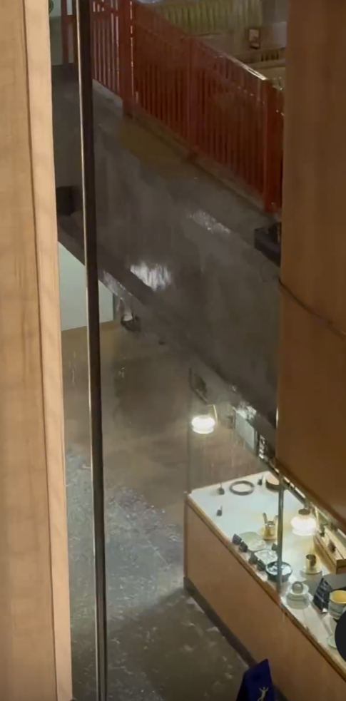 黃泥水經逸東酒店停車場湧入酒店內。酒店地庫餐廳位置亦被浸淹。部分食客狼狽撐傘上樓梯離開,有職員疏散人群;亦有食客繼續享用晚餐。(Threads影片)