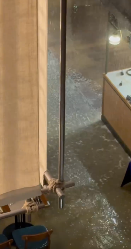 黃泥水經逸東酒店停車場湧入酒店內。酒店地庫餐廳位置亦被浸淹。部分食客狼狽撐傘上樓梯離開,有職員疏散人群;亦有食客繼續享用晚餐。(Threads影片)