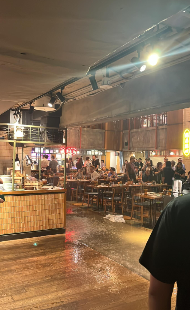 黃泥水經逸東酒店停車場湧入酒店內。酒店地庫餐廳位置亦被浸淹。部分食客狼狽撐傘上樓梯離開,有職員疏散人群;亦有食客繼續享用晚餐。(Threads影片)