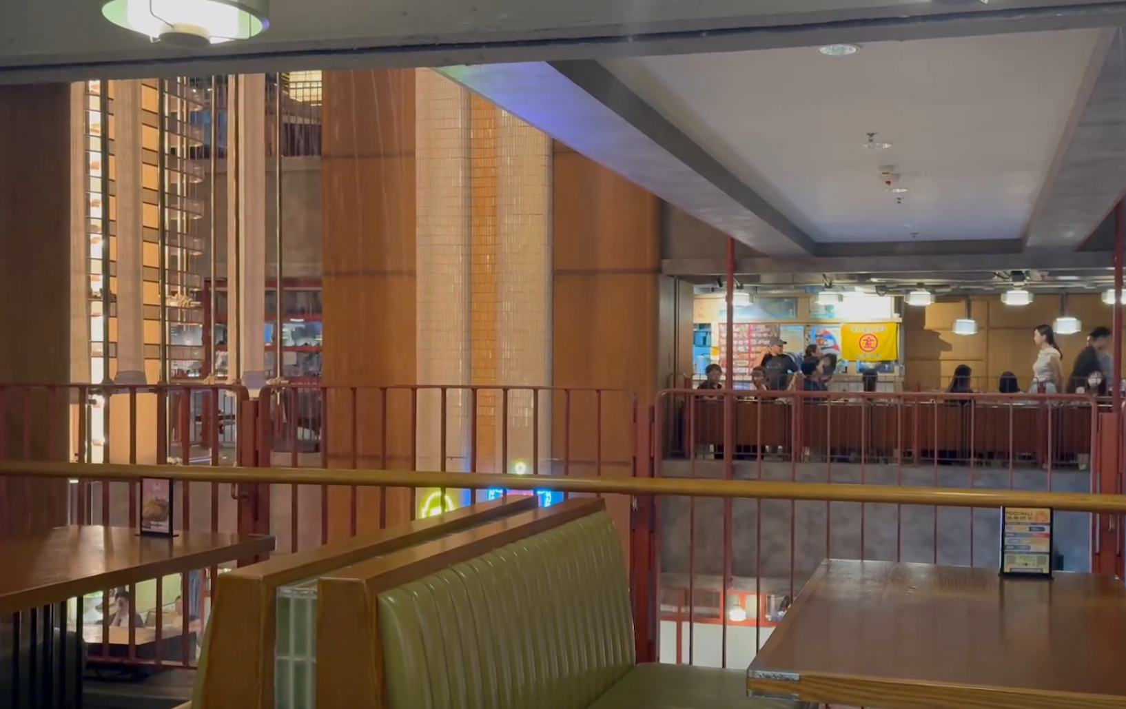 黃泥水經逸東酒店停車場湧入酒店內。酒店地庫餐廳位置亦被浸淹。部分食客狼狽撐傘上樓梯離開,有職員疏散人群;亦有食客繼續享用晚餐。(Threads影片)