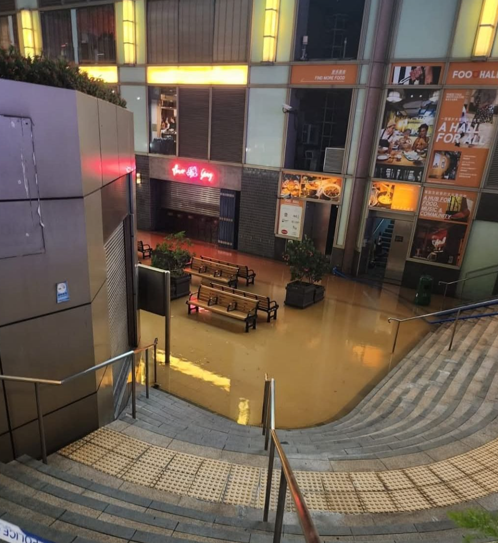 油麻地加士居道近彌敦道對開昨晚(11日)爆鹹水管,黃泥水湧出路面,淹浸附近逸東酒店的停車場,連帶酒店對開的普慶廣場花園亦變成澤國。(即時香港各區天氣及交通情況fb)