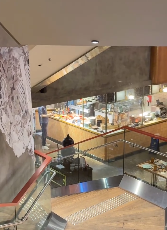 黃泥水經逸東酒店停車場湧入酒店內。酒店地庫餐廳位置亦被浸淹。部分食客狼狽撐傘上樓梯離開,有職員疏散人群;亦有食客繼續享用晚餐。(Threads影片)