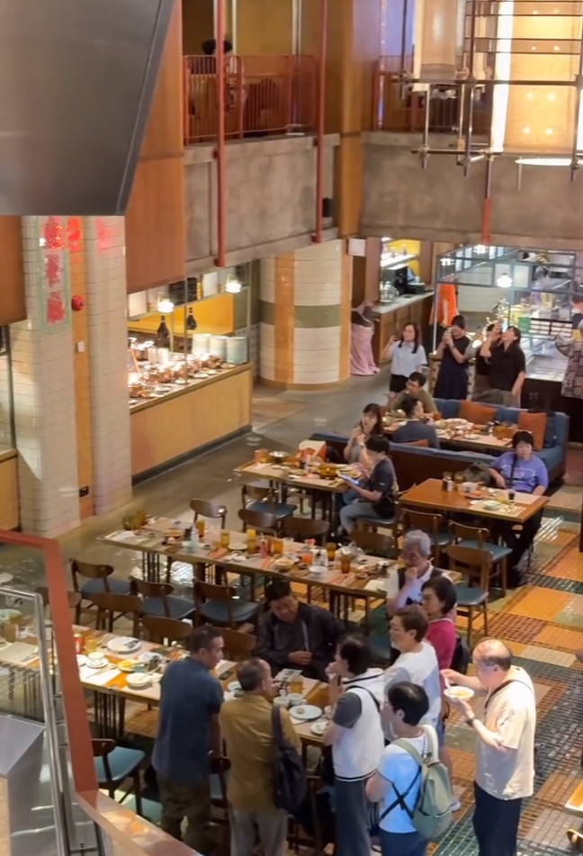 黃泥水經逸東酒店停車場湧入酒店內。酒店地庫餐廳位置亦被浸淹。部分食客狼狽撐傘上樓梯離開,有職員疏散人群;亦有食客繼續享用晚餐。(Threads影片)