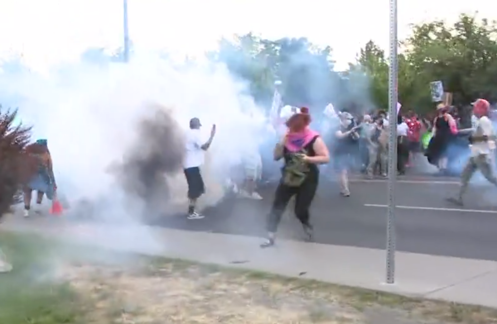 洛杉磯衝突|美國加州洛杉磯連日爆發民眾反對聯邦人員拘捕非法移民的示威,當地周三連續第二晚宵禁。示威更「遍地開花」擴大至多個城市,華盛頓州斯波坎市(Spokane)宣布亦實施宵禁。(影片截圖)