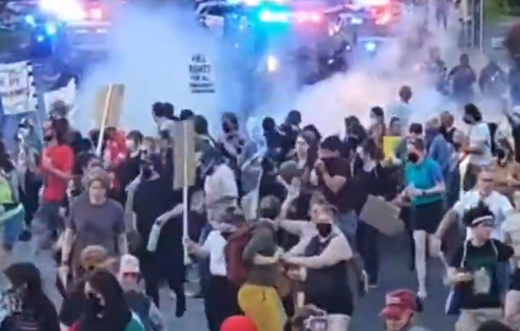 洛杉磯衝突|美國加州洛杉磯連日爆發民眾反對聯邦人員拘捕非法移民的示威,當地周三連續第二晚宵禁。示威更「遍地開花」擴大至多個城市,華盛頓州斯波坎市(Spokane)宣布亦實施宵禁。(影片截圖)