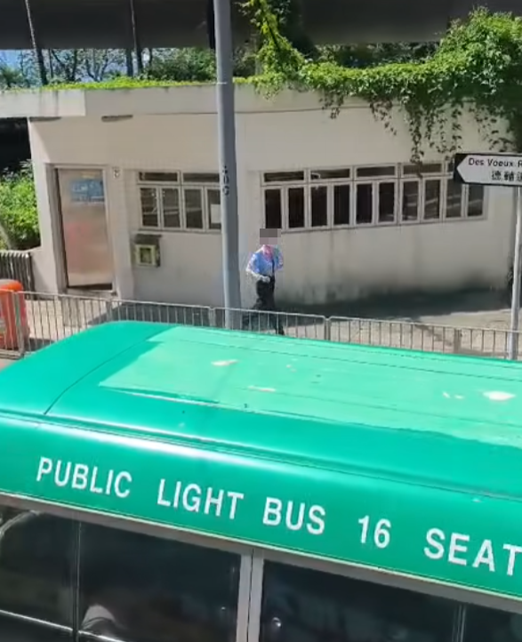 影片可見現場為德輔道西,畫面顯示一名電車女車長正從站長室離開,並急步跑回車上,相信是人有三急到站長室上廁所;而樓主則坐於電車上層,拍下片段公審對方。facebook群組「馬路的事討論區」