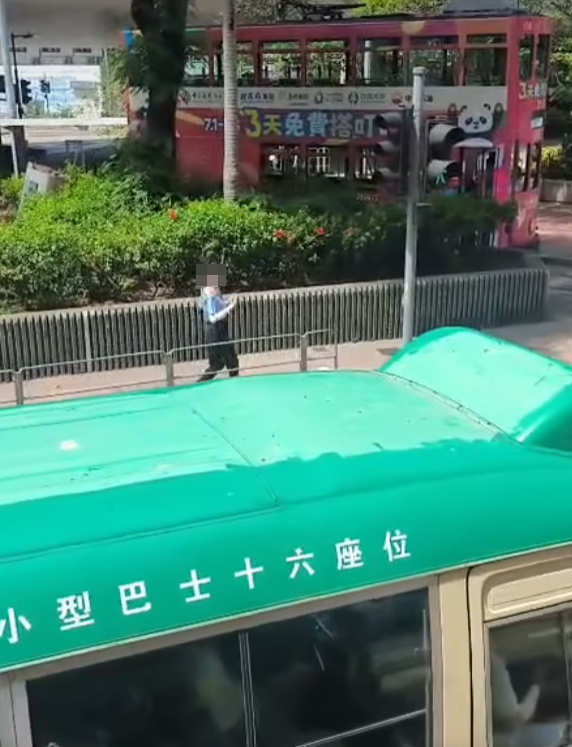 影片可見現場為德輔道西,畫面顯示一名電車女車長正從站長室離開,並急步跑回車上,相信是人有三急到站長室上廁所;而樓主則坐於電車上層,拍下片段公審對方。facebook群組「馬路的事討論區」