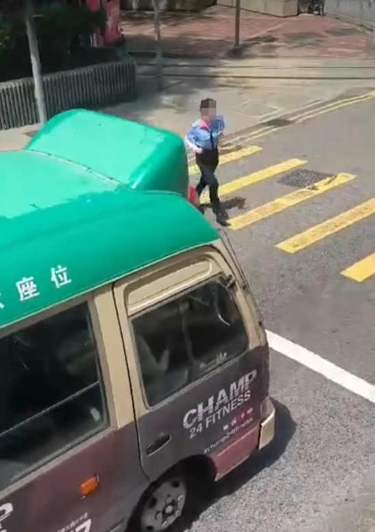 影片可見現場為德輔道西,畫面顯示一名電車女車長正從站長室離開,並急步跑回車上,相信是人有三急到站長室上廁所;而樓主則坐於電車上層,拍下片段公審對方。facebook群組「馬路的事討論區」