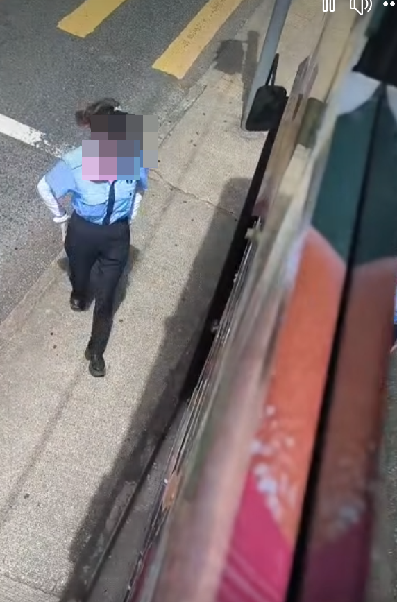 影片可見現場為德輔道西,畫面顯示一名電車女車長正從站長室離開,並急步跑回車上,相信是人有三急到站長室上廁所;而樓主則坐於電車上層,拍下片段公審對方。facebook群組「馬路的事討論區」