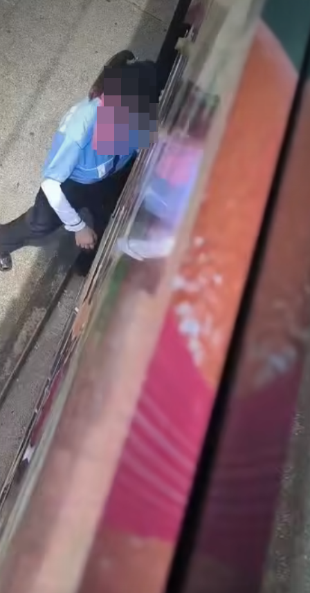 影片可見現場為德輔道西,畫面顯示一名電車女車長正從站長室離開,並急步跑回車上,相信是人有三急到站長室上廁所;而樓主則坐於電車上層,拍下片段公審對方。facebook群組「馬路的事討論區」