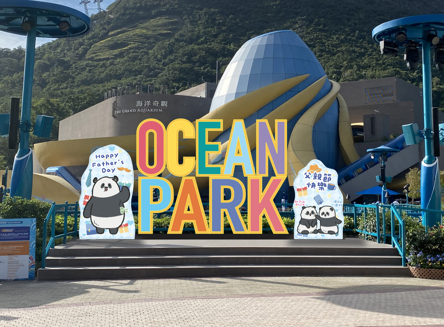 卡通大熊貓樂樂和龍鳳胎寶寶合影