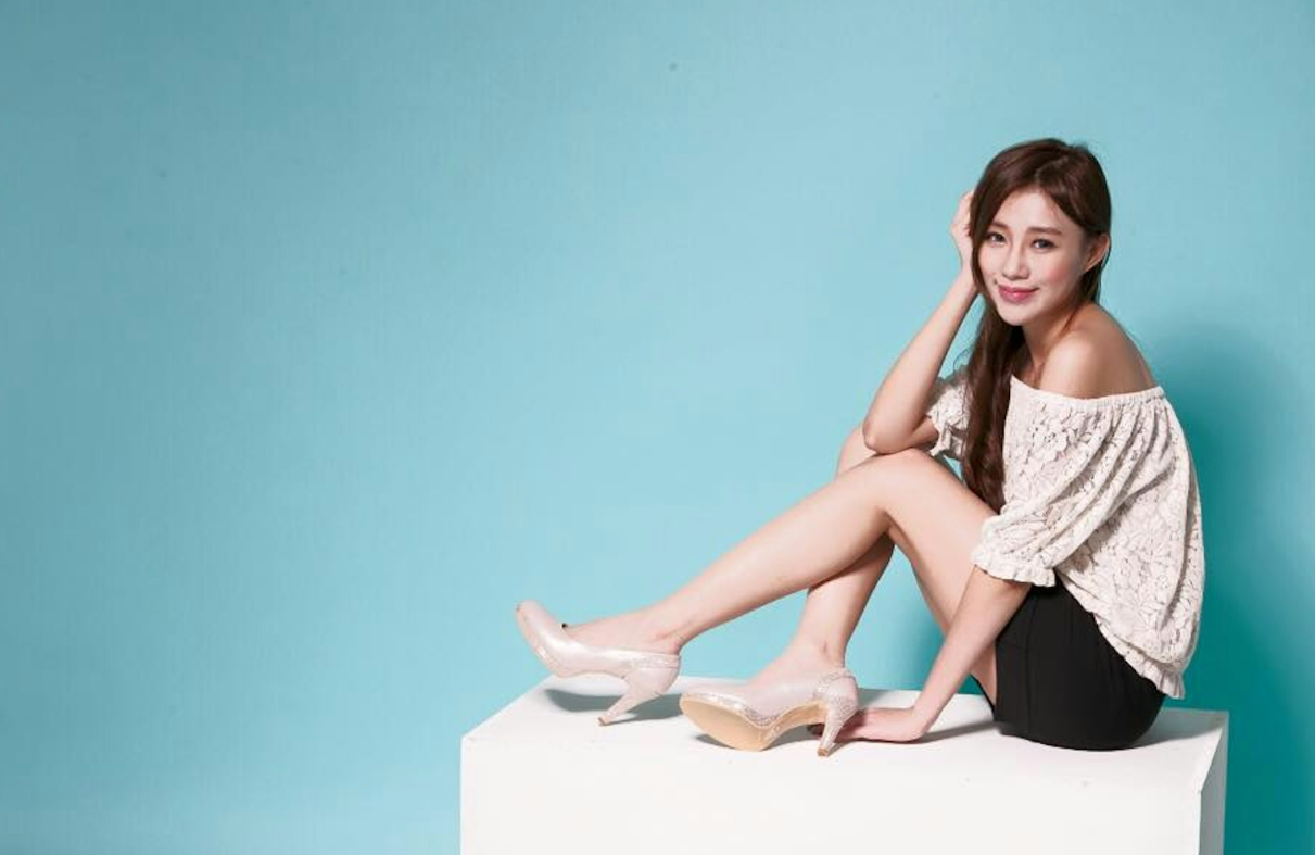 有「車模界林志玲」之稱號的台灣網紅兼模特兒「泡泡」蔡語芯前往台北美容名醫開設的診所,接受俗稱「牛奶針」的靜脈注射麻醉治療後昏迷。其家屬19天後決定拔喉。(網上圖片)