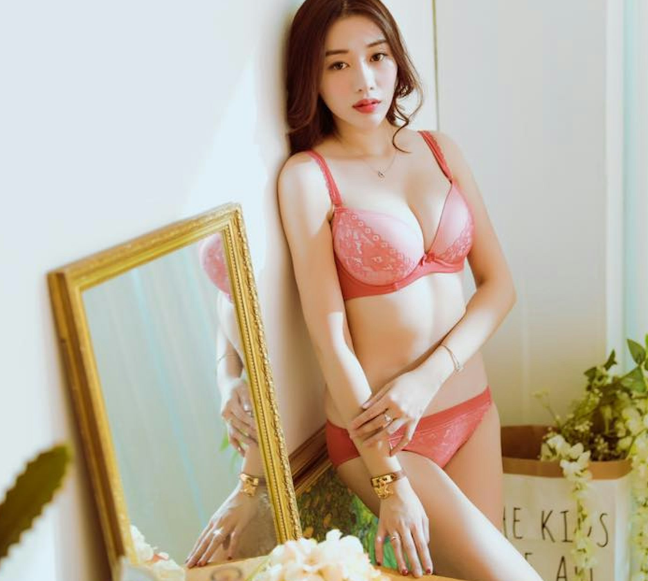 有「車模界林志玲」之稱號的台灣網紅兼模特兒「泡泡」蔡語芯前往台北美容名醫開設的診所,接受俗稱「牛奶針」的靜脈注射麻醉治療後昏迷。其家屬19天後決定拔喉。(網上圖片)