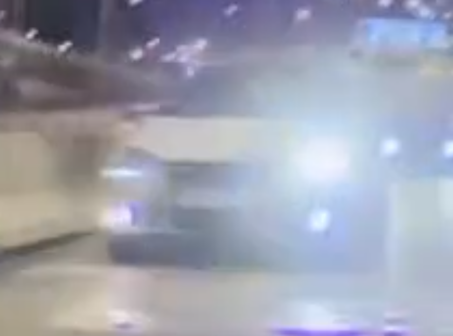 有網民5月17日於社交平台上載一條疑似警車追截兩輛私家車約7秒長「車Cam」片,現場為觀塘道往九龍灣方向,兩輛私家車沿快線狂飆,尾隨有一輛亮起閃燈的疑似警車追截。據了解,有關車輛為退役警車,車主買入該車後參與非法賽車疑扮「兵捉賊」。