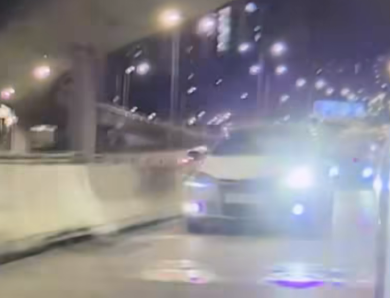 有網民5月17日於社交平台上載一條疑似警車追截兩輛私家車約7秒長「車Cam」片,現場為觀塘道往九龍灣方向,兩輛私家車沿快線狂飆,尾隨有一輛亮起閃燈的疑似警車追截。據了解,有關車輛為退役警車,車主買入該車後參與非法賽車疑扮「兵捉賊」。