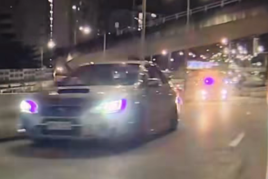 有網民5月17日於社交平台上載一條疑似警車追截兩輛私家車約7秒長「車Cam」片,現場為觀塘道往九龍灣方向,兩輛私家車沿快線狂飆,尾隨有一輛亮起閃燈的疑似警車追截。據了解,有關車輛為退役警車,車主買入該車後參與非法賽車疑扮「兵捉賊」。