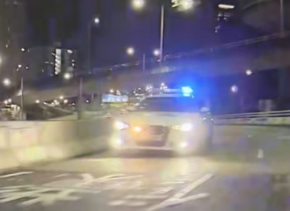 有網民5月17日於社交平台上載一條疑似警車追截兩輛私家車約7秒長「車Cam」片,現場為觀塘道往九龍灣方向,兩輛私家車沿快線狂飆,尾隨有一輛亮起閃燈的疑似警車追截。據了解,有關車輛為退役警車,車主買入該車後參與非法賽車疑扮「兵捉賊」。