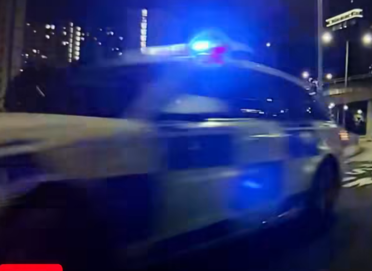 有網民5月17日於社交平台上載一條疑似警車追截兩輛私家車約7秒長「車Cam」片,現場為觀塘道往九龍灣方向,兩輛私家車沿快線狂飆,尾隨有一輛亮起閃燈的疑似警車追截。據了解,有關車輛為退役警車,車主買入該車後參與非法賽車疑扮「兵捉賊」。