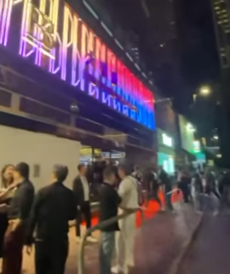 逾百名藍帽子、便衣警員和數名食環署人員進入新大富豪查牌(影片截圖)