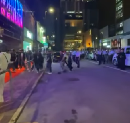 逾百名藍帽子、便衣警員和數名食環署人員進入新大富豪查牌(影片截圖)