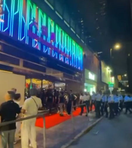 逾百名藍帽子、便衣警員和數名食環署人員進入新大富豪查牌(影片截圖)