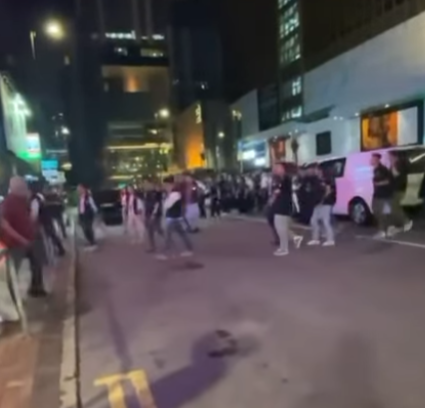 逾百名藍帽子、便衣警員和數名食環署人員進入新大富豪查牌(影片截圖)