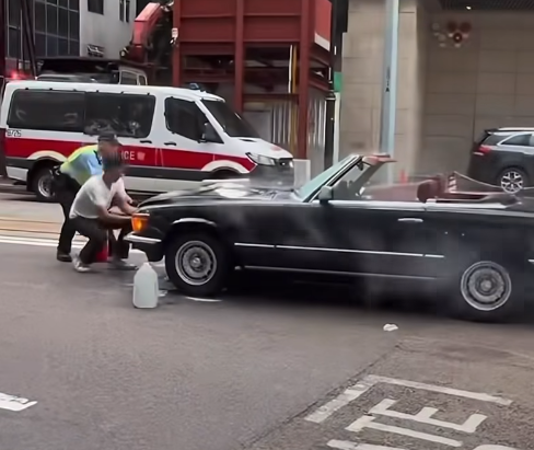 銅鑼灣有古董平治起火。(@fbSing Chai影片截圖)