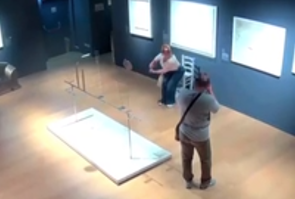 遊客打卡坐爛Swarovski水晶椅 數千水晶砌成價值39萬 意大利博物館公開事發片段(有片)