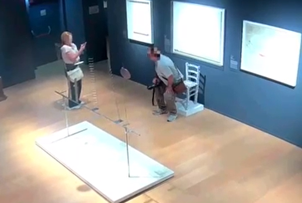 遊客打卡坐爛Swarovski水晶椅 數千水晶砌成價值39萬 意大利博物館公開事發片段(有片)