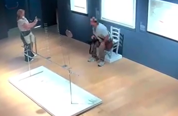 遊客打卡坐爛Swarovski水晶椅 數千水晶砌成價值39萬 意大利博物館公開事發片段(有片)