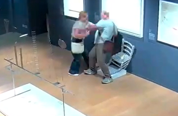 遊客打卡坐爛Swarovski水晶椅 數千水晶砌成價值39萬 意大利博物館公開事發片段(有片)