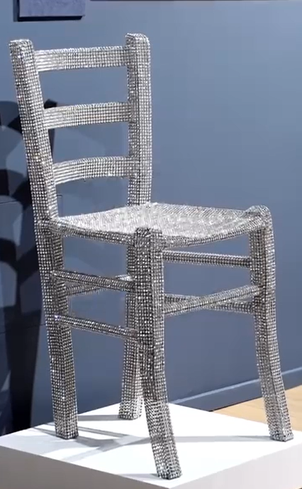 遊客打卡坐爛Swarovski水晶椅 數千水晶砌成價值39萬 意大利博物館公開事發片段(有片)