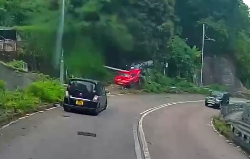 一輛掛P牌的紅色跑車沿荃錦公路往荃灣方向行駛,落斜駛至近曹公潭戶外康樂中心對開彎位突失控,撞毀路邊鐵欄後,剷上斜坡直撞一輛停泊在斜坡上的客貨車。 fb車cam L(香港群組)影片截圖