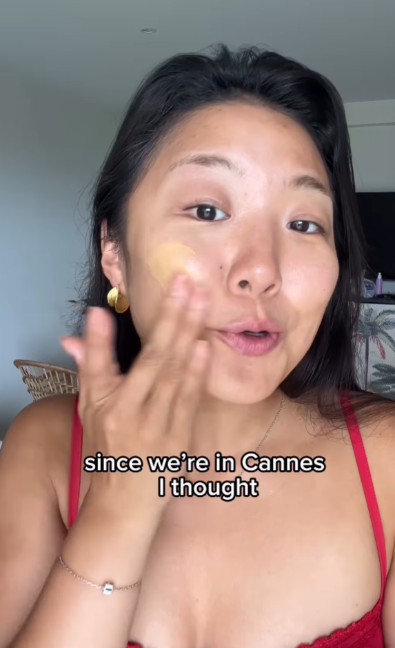 一名叫鄭子健 (Chi Gian Cheng)的63歲法籍華人富豪在柬埔寨金邊機場被捕,其在香港的網紅女兒鄭芬妮(Stephanie Cheng)在社交媒體聲稱父親被綁架而引發關注。對於鄭芬妮呼籲總理洪瑪奈釋放父親。柬埔寨內政部稱,鄭子健涉透過假土地交易詐騙受害者116萬美元(約904萬港元)而被捕。(鄭芬妮ig)