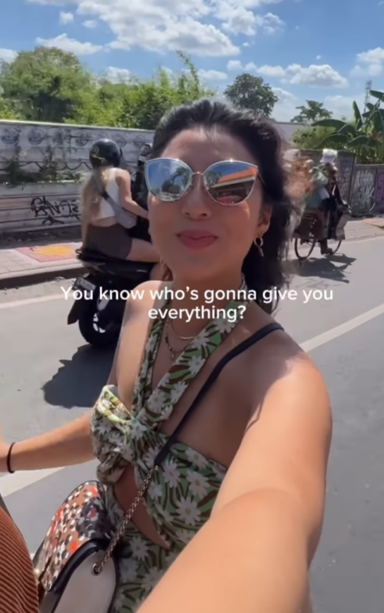 一名叫鄭子健 (Chi Gian Cheng)的63歲法籍華人富豪在柬埔寨金邊機場被捕,其在香港的網紅女兒鄭芬妮(Stephanie Cheng)在社交媒體聲稱父親被綁架而引發關注。對於鄭芬妮呼籲總理洪瑪奈釋放父親。柬埔寨內政部稱,鄭子健涉透過假土地交易詐騙受害者116萬美元(約904萬港元)而被捕。(鄭芬妮ig)