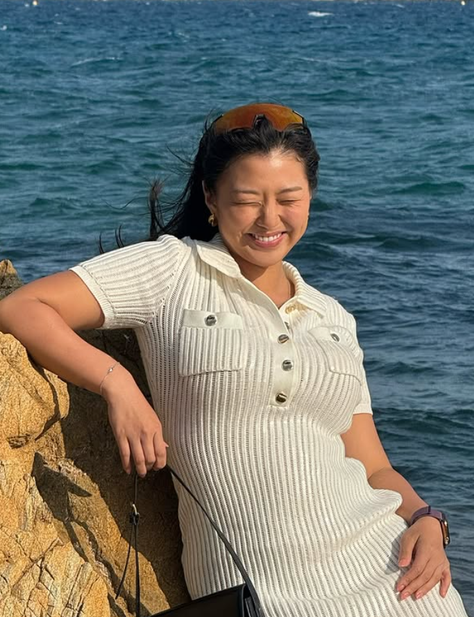 一名叫鄭子健 (Chi Gian Cheng)的63歲法籍華人富豪在柬埔寨金邊機場被捕,其在香港的網紅女兒鄭芬妮(Stephanie Cheng)在社交媒體聲稱父親被綁架而引發關注。對於鄭芬妮呼籲總理洪瑪奈釋放父親。柬埔寨內政部稱,鄭子健涉透過假土地交易詐騙受害者116萬美元(約904萬港元)而被捕。(鄭芬妮ig)