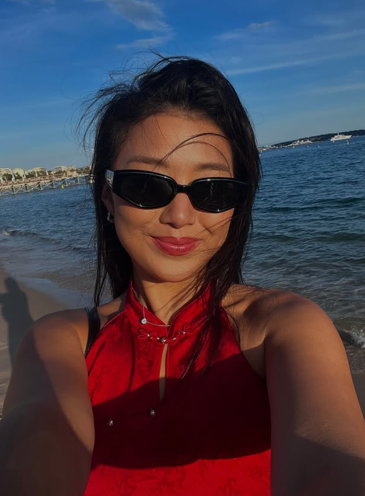 一名叫鄭子健 (Chi Gian Cheng)的63歲法籍華人富豪在柬埔寨金邊機場被捕,其在香港的網紅女兒鄭芬妮(Stephanie Cheng)在社交媒體聲稱父親被綁架而引發關注。對於鄭芬妮呼籲總理洪瑪奈釋放父親。柬埔寨內政部稱,鄭子健涉透過假土地交易詐騙受害者116萬美元(約904萬港元)而被捕。(鄭芬妮ig)