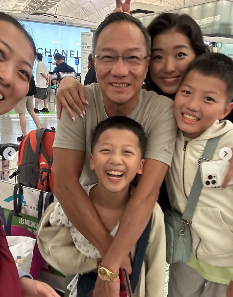 一名叫鄭子健 (Chi Gian Cheng)的63歲法籍華人富豪在柬埔寨金邊機場被捕,其在香港的網紅女兒鄭芬妮(Stephanie Cheng)在社交媒體聲稱父親被綁架而引發關注。對於鄭芬妮呼籲總理洪瑪奈釋放父親。柬埔寨內政部稱,鄭子健涉透過假土地交易詐騙受害者116萬美元(約904萬港元)而被捕。(鄭芬妮ig)