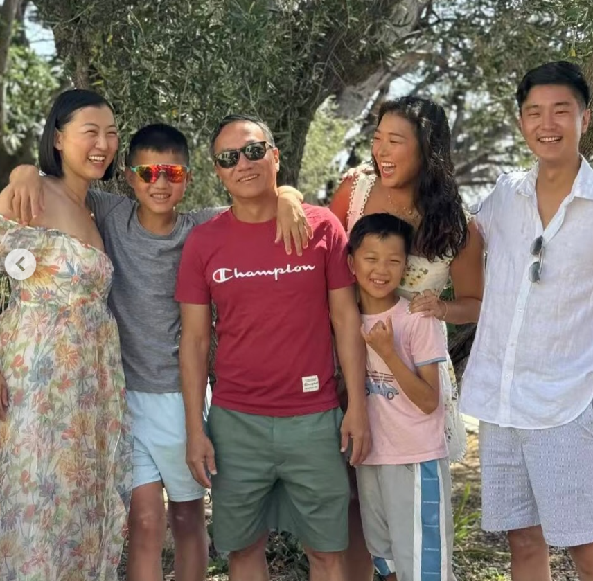 一名叫鄭子健 (Chi Gian Cheng)的63歲法籍華人富豪在柬埔寨金邊機場被捕,其在香港的網紅女兒鄭芬妮(Stephanie Cheng)在社交媒體聲稱父親被綁架而引發關注。對於鄭芬妮呼籲總理洪瑪奈釋放父親。柬埔寨內政部稱,鄭子健涉透過假土地交易詐騙受害者116萬美元(約904萬港元)而被捕。(鄭芬妮ig)