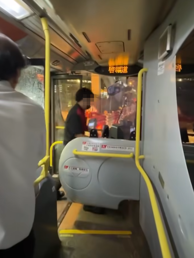 有巴士乘客乘搭九巴219X線時,遇到一名男車長下車舉起雨傘,為上下車乘客遮風擋雨。facebook群組「香港交通及突發事故報料區」