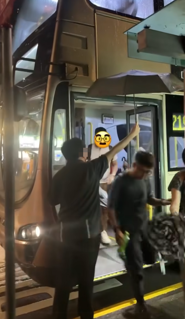 有巴士乘客乘搭九巴219X線時,遇到一名男車長下車舉起雨傘,為上下車乘客遮風擋雨。facebook群組「香港交通及突發事故報料區」
