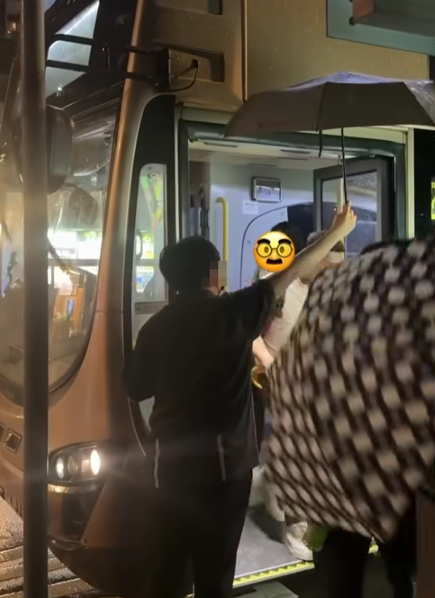 有巴士乘客乘搭九巴219X線時,遇到一名男車長下車舉起雨傘,為上下車乘客遮風擋雨。facebook群組「香港交通及突發事故報料區」