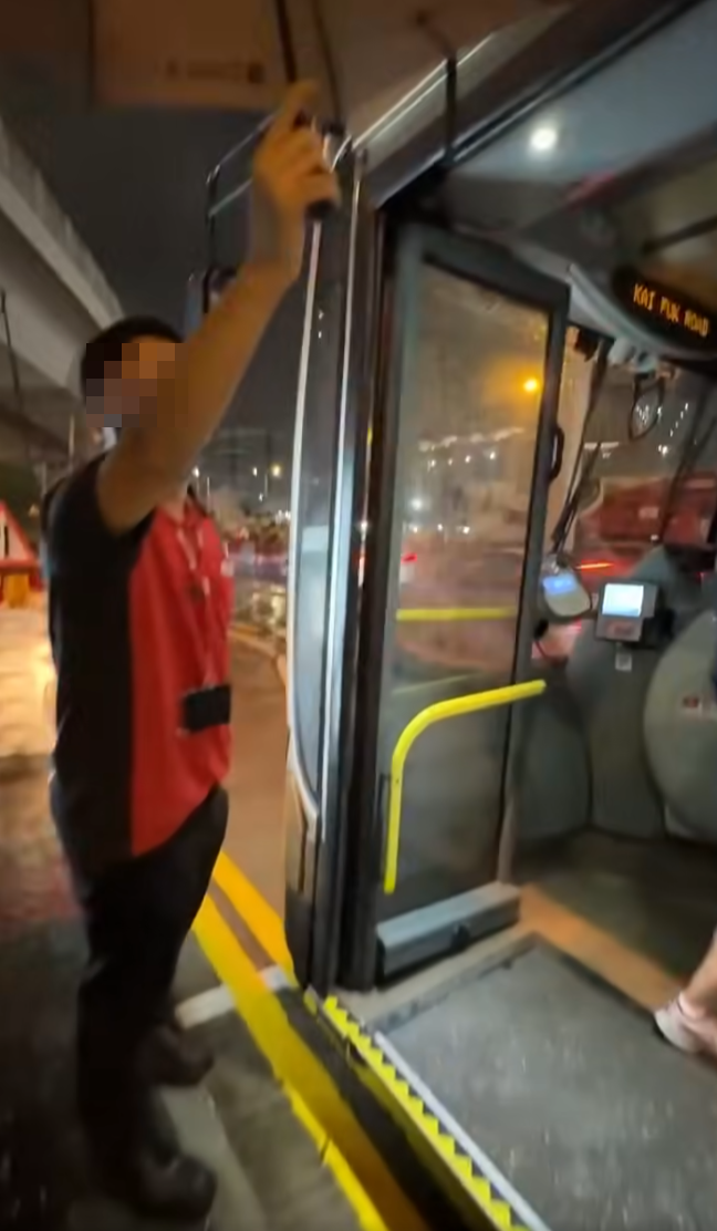 有巴士乘客乘搭九巴219X線時,遇到一名男車長下車舉起雨傘,為上下車乘客遮風擋雨。facebook群組「香港交通及突發事故報料區」