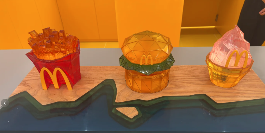 展覽中不乏搞笑展品,延續麥當勞幽默搞怪風格。(小紅書圖片)